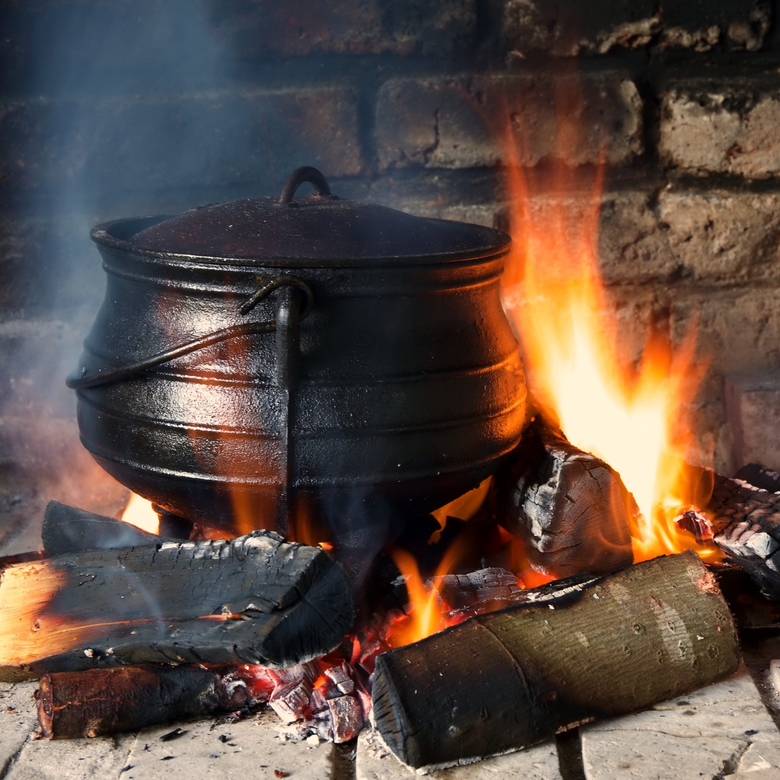 Cast,Iron,Three,Legged,Pot,On,A,Wooden,Fire,In COOKKING Potjie No2 | 6 Ltr